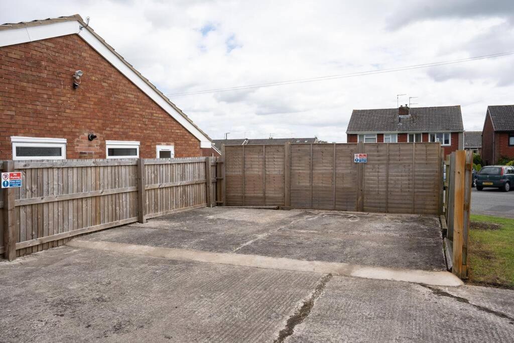 Bungalow In Keynsham Esterno foto